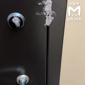 Казанец залепил пластилином дверь и замок незнакомым людям на Интернациональной