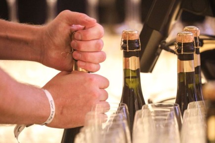 Власти планируют повысить пошлины на импортный алкоголь из недружественных стран в мае — с 3 до 5 евро за литр, сообщает «Коммерсантъ»