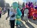 В рамках Недели театров нефтегазохимических городов на площадке перед ДНТ сегодня выступал уличный театр «Лёгкие крылья» из Альметьевска с волшебным спектаклем «ТРОЛЛЬБУРГ»