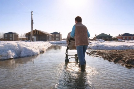 Дома уходят под воду: жители Сокуров пересели на тюбинги