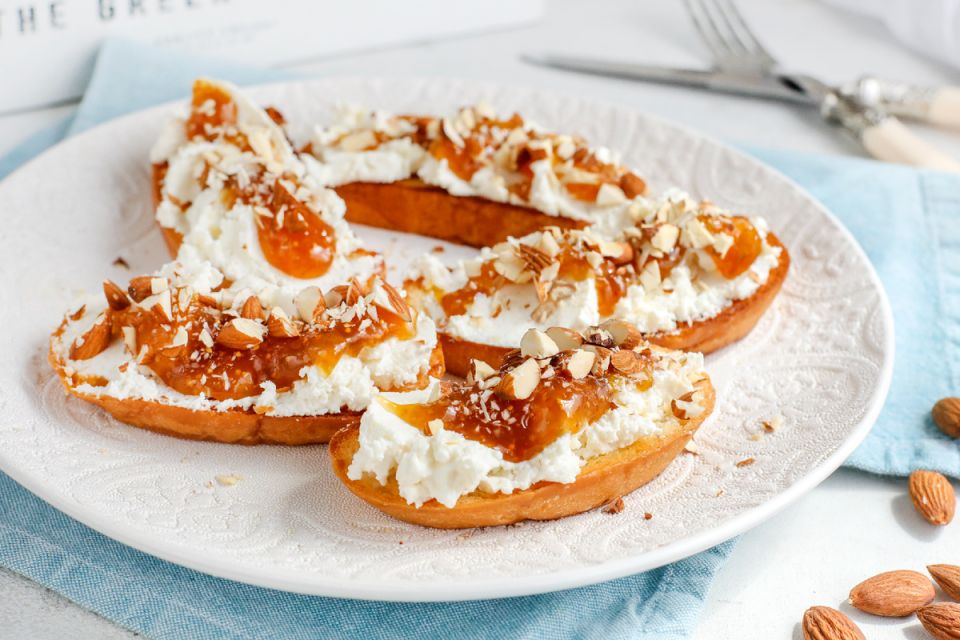 Нежная бриошь с рикоттой и инжирным джемом: прекрасное утреннее угощение