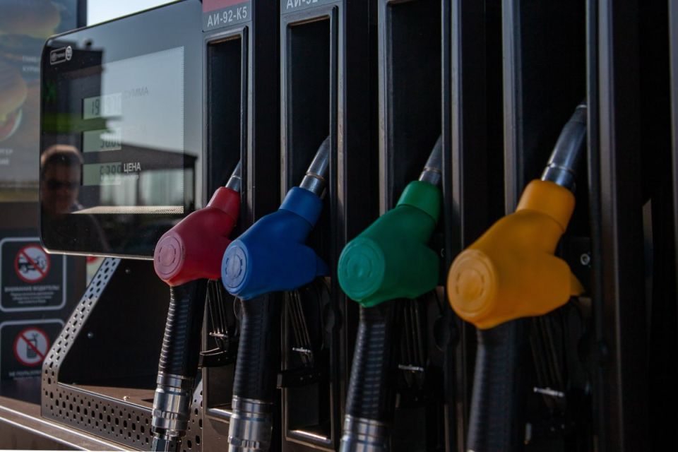 Кабмин РФ ввел запрет на экспорт бензина для производителей до конца июля