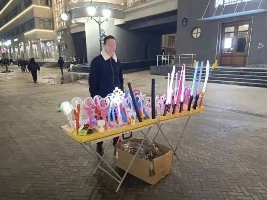 На Баумана задержали уличного торговца сувенирами с долгами по штрафам почти на миллион рублей