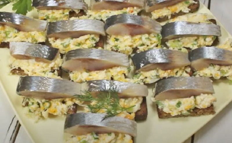 Как из одной селедки приготовить две хит?закуски и поразить гостей