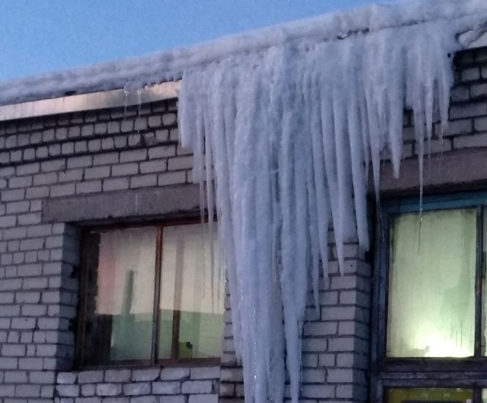 Сосульки на крыше: страшная красота или настоящая угроза