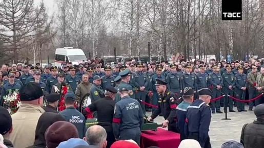 В Нижнекамске прощаются с погибшим при ликвидации ЧП пожарным Маратом Назиповым