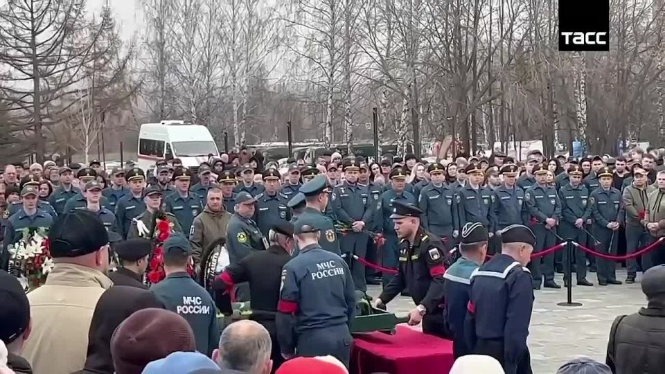 Сегодня в Нижнекамске проходит прощание с пожарным, погибшим при ликвидации ЧП