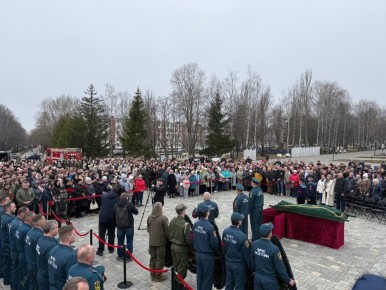Нижнекамске простились с погибшим в результате ЧП на НКНХ пожарным Маратом Назиповым