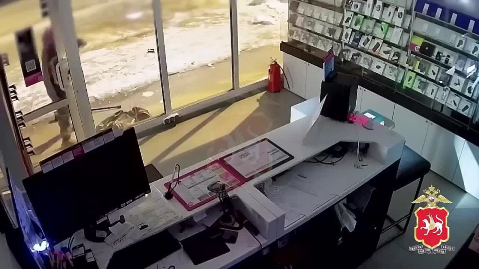 В Казани мужчина украл из салона телефоны на 400 тыс