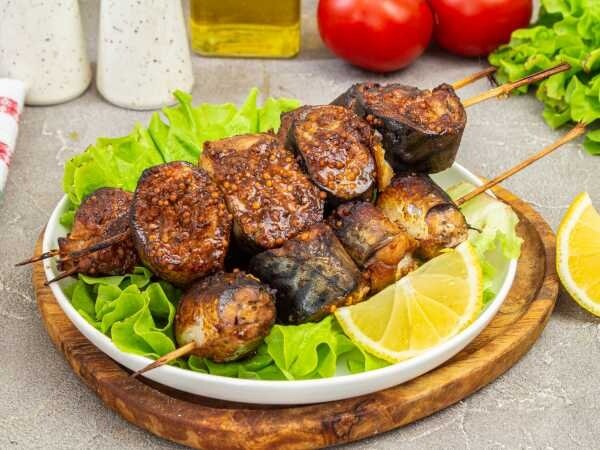 Скумбрия на шпажках: как удивить гостей запечённой рыбкой