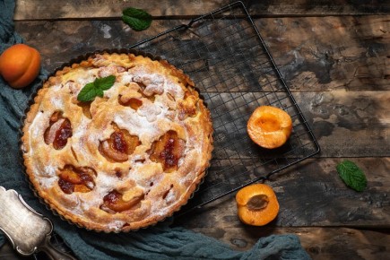 Летний десерт, который покорит ваши вкусовые рецепторы: песочный пирог с абрикосами