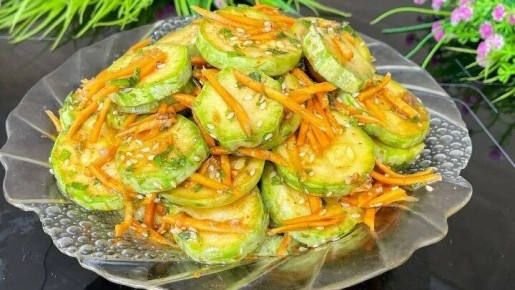 Корейская закуска на скорую руку: маринованные кабачки с морковью