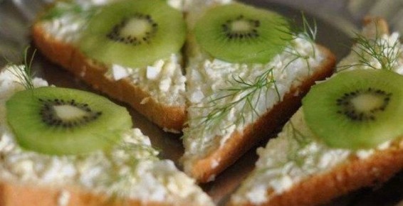 Необычные бутерброды с киви и чесноком: как удивить гостей