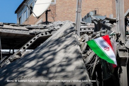 США и Израиль нарушили перемирие и атаковали НПЗ на юге Ирана, сообщил иранский телеканал Press TV. Сейчас специалисты тушат пожар, а также принимают меры по обеспечению безопасности территории