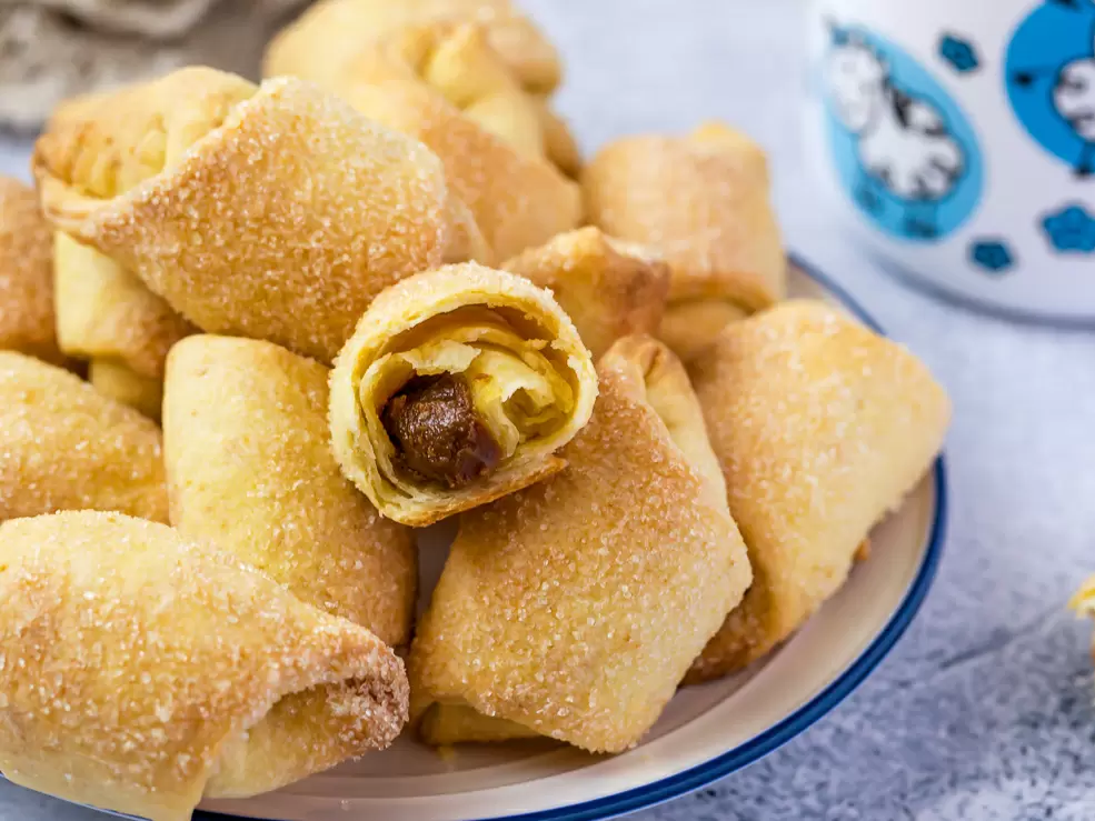 Очарование «мерзавчиков»: как приготовить восхитительные рогалики с начинкой за считанные минуты