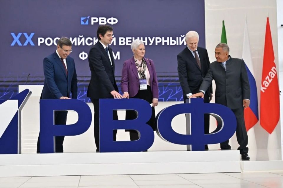 Рустам Минниханов: Вместе с помощником Президента РФ и министром науки и высшего образования России открыли XX Российский венчурный форум, в котором принимает участие почти 9000 человек! В их числе представители стран СНГ...