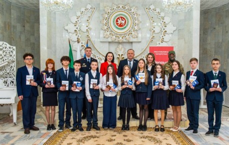 В Нижнекамском управлении ЗАГС накануне Дня космонавтики прошла торжественная церемония вручения паспортов 12 юным жителям города