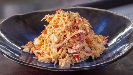 Вкусный салат с курицей и крабовыми палочками для любого стола