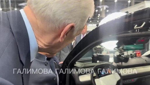 Раис Татарстана продемонстрировал гостям венчурного форума удобства электромобиля «Атом»