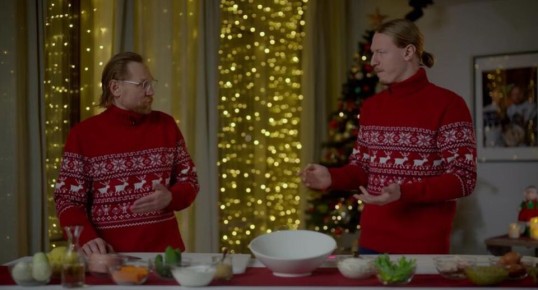 На кухне с Карпиным и Сафоновым: оливье, футбол и традиции