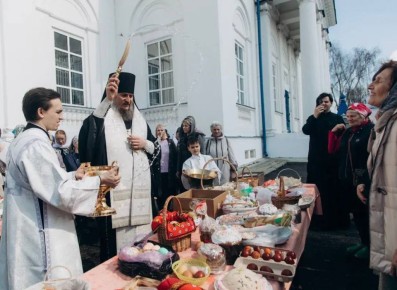 Завтра, 11 апреля, епископ Чистопольский и Нижнекамский Пахомий совершит освящение пасхальных куличей и крашеных яиц в храмах Нижнекамска и района