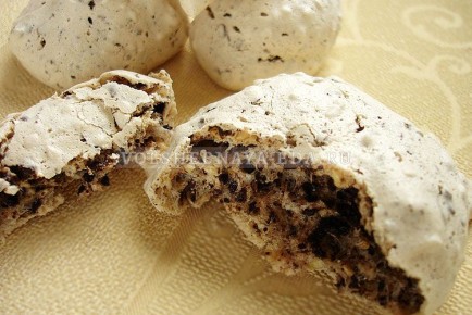 Незабываемый десерт: безе с шоколадом и кунжутом