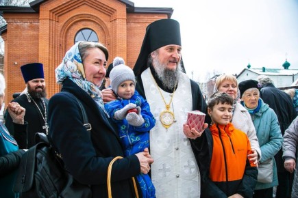 В Великую субботу епископ Чистопольский и Нижнекамский Пахомий совершил Крещальную литургию на Архиерейском подворье праведного Иоанна Кронштадтского в посёлке Красный Ключ