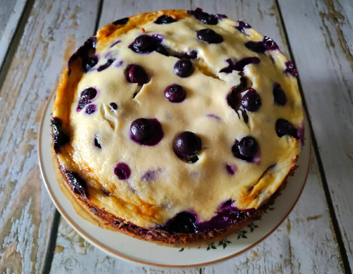 Вкуснейший пирог с голубикой и творожной заливкой
