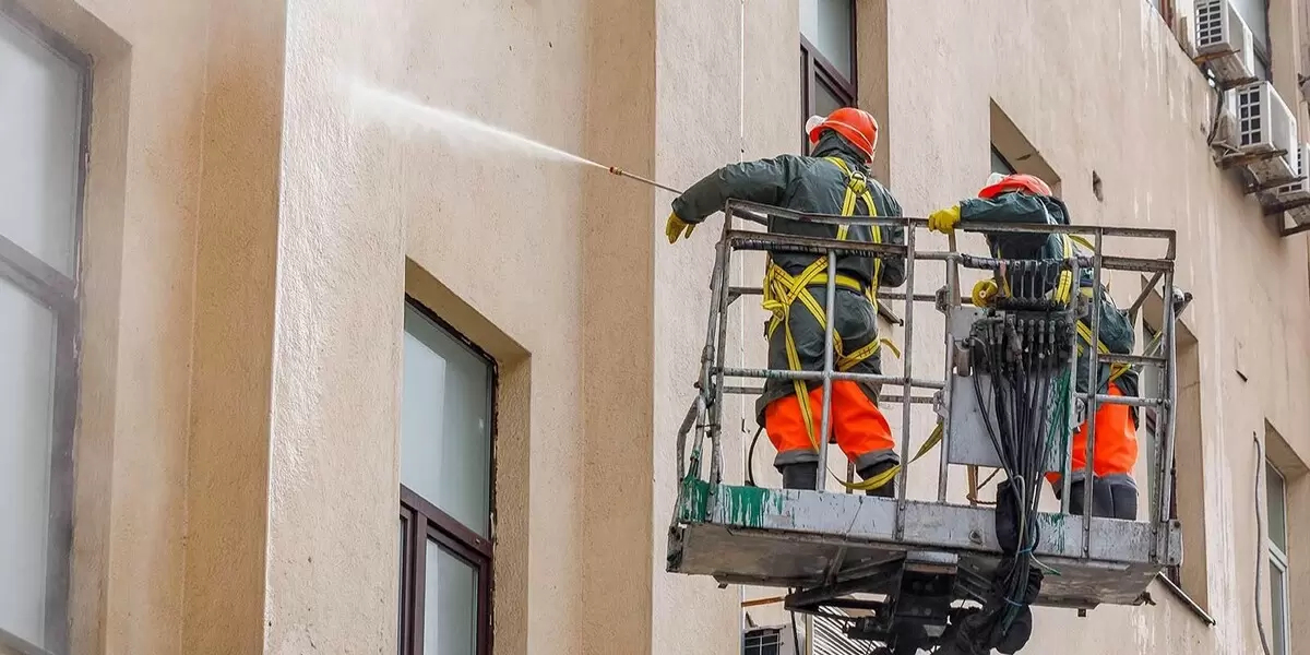 Фасады зданий на проспекте Мира обновляют после зимних холодов