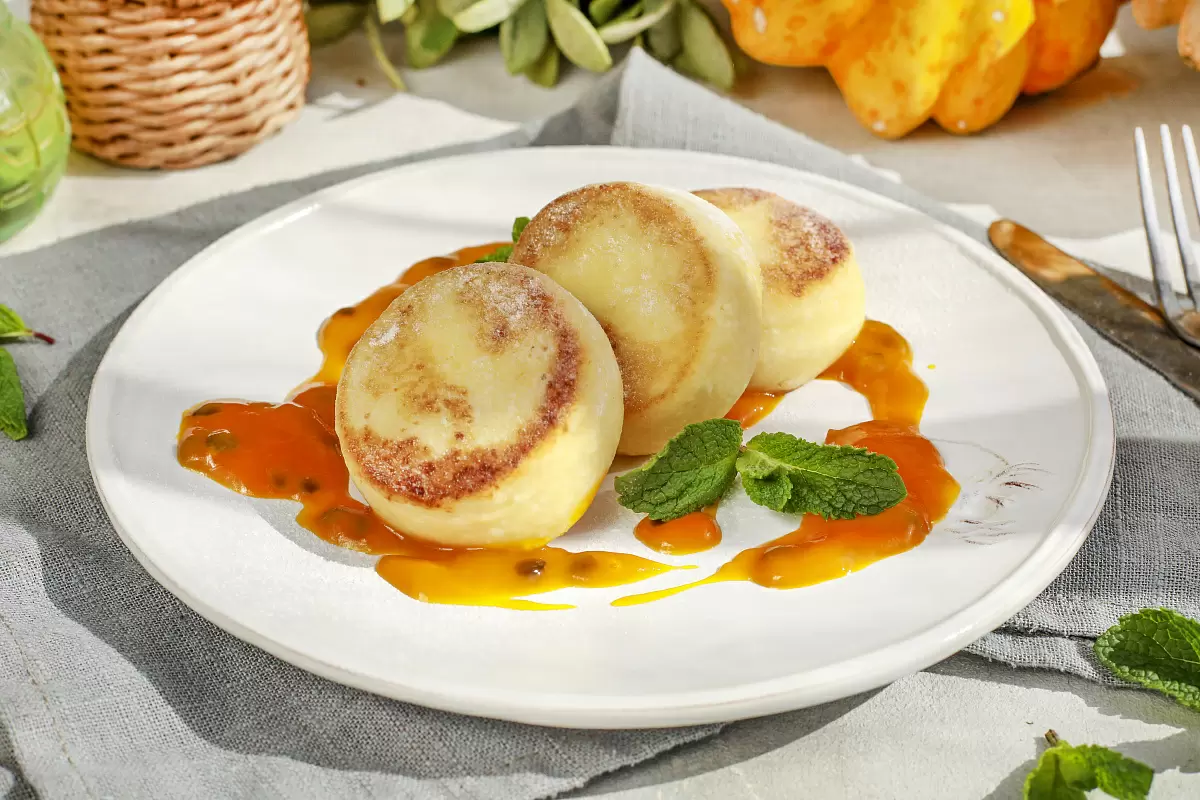 Сырники с манго и маракуйей: Завтрак, который перенесет на тропические пляжи