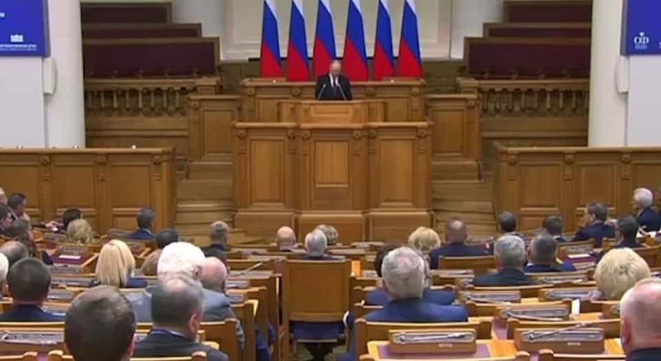 Россия сталкивается с беспрецедентными вызовами, которые необходимо преодолевать, завил Путин на заседании Совета законодателей
