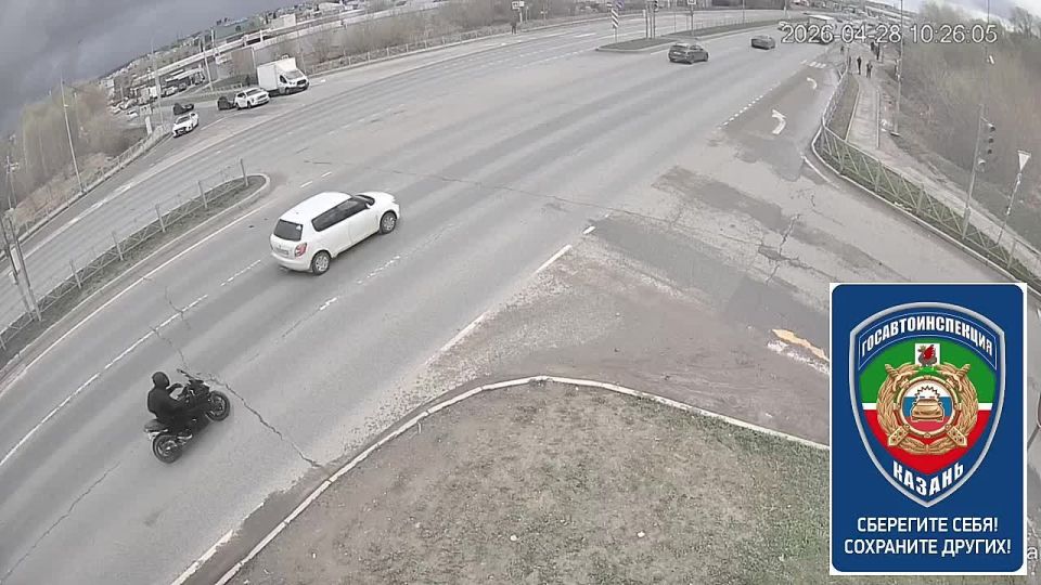Появилось видео столкновения легковушки и мотоцикла в Казани