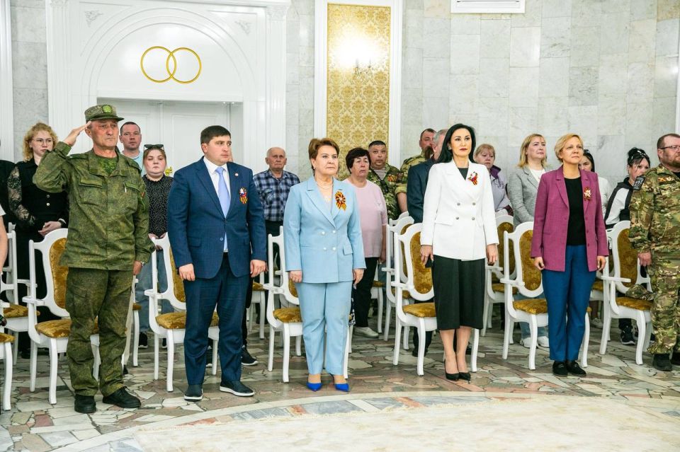 Семьям героев-участников СВО передали посмертные награды Семьям героев-участников СВО передали посмертные награды