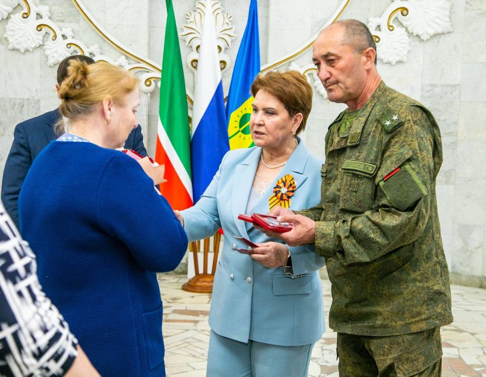 Семьям героев-участников СВО передали посмертные награды Семьям героев-участников СВО передали посмертные награды