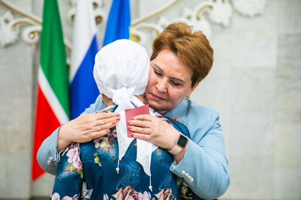 Семьям героев-участников СВО передали посмертные награды Семьям героев-участников СВО передали посмертные награды