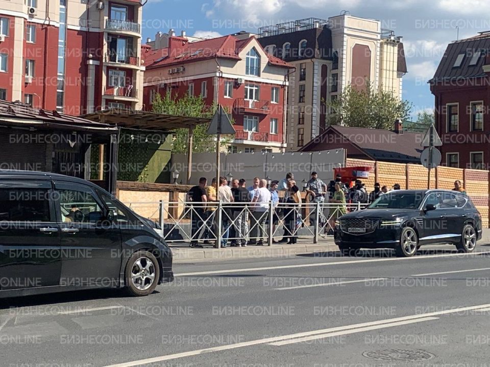 На «говорящем доме» на Батурина в Казани начали закрашивать скандальные надписи с обвинениями в адрес чиновников, заметил корреспондент БИЗНЕС Online На «говорящем доме» на Батурина в Казани начали закрашивать скандальные надписи с обвинениями в адрес чиновников, заметил корреспондент БИЗНЕС Online