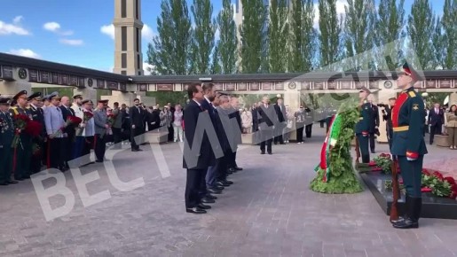 Церемония возложения цветов к Вечному огню