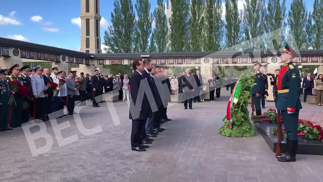 Церемония возложения цветов к Вечному огню
