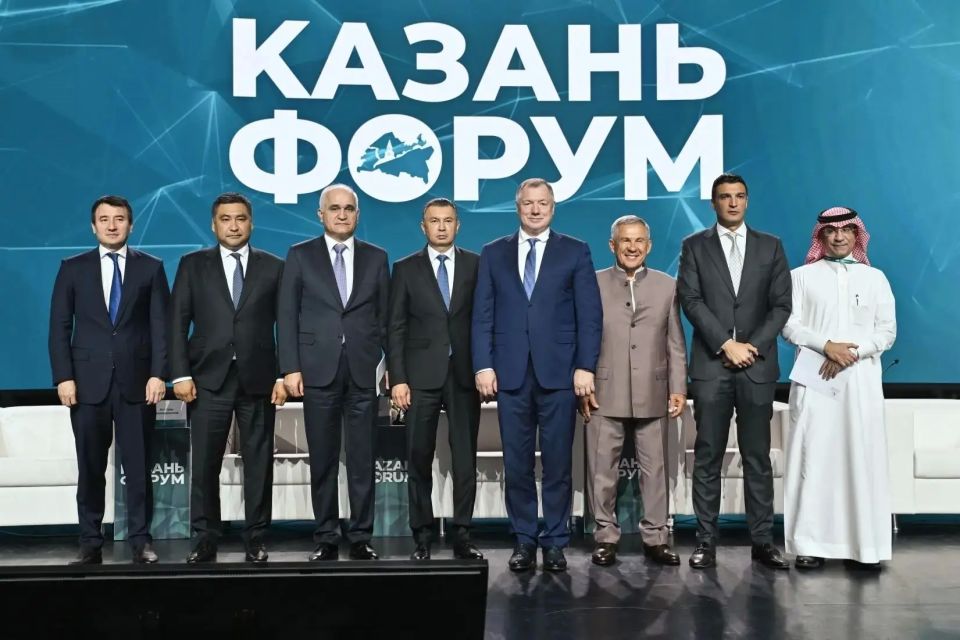Представители 99 стран и 75 субъектов России приняли участие в XVII Международном экономическом форуме «Россия – Исламский мир: KazanForum» Представители 99 стран и 75 субъектов России приняли участие в XVII Международном экономическом форуме «Россия – Исламский мир: KazanForum»