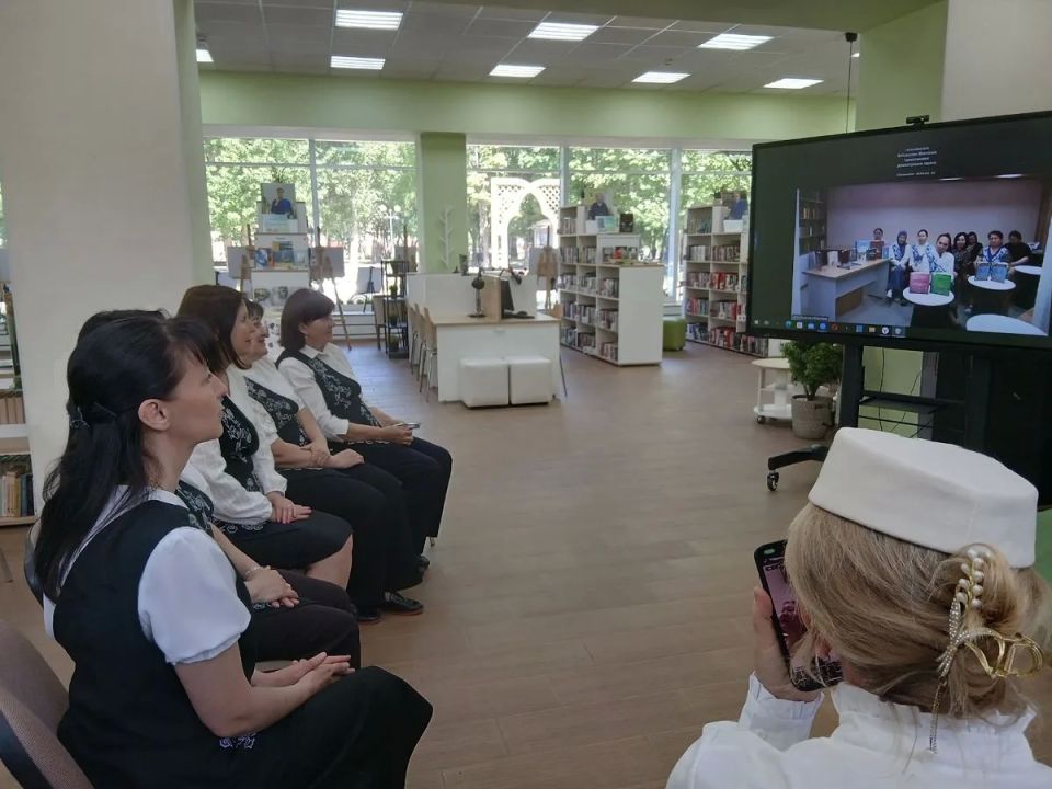 Накануне Дня библиотек сотрудники Центральной библиотеки имени Габдуллы Тукая Нижнекамска связались по телемосту с Ахтубинской молодёжной библиотекой имени Саги Жиенбаева из Казахстана