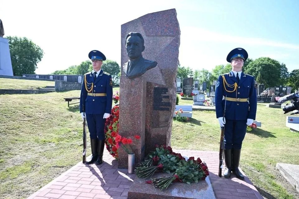 Рустам Минниханов: Посетили Брестскую крепость Рустам Минниханов: Посетили Брестскую крепость