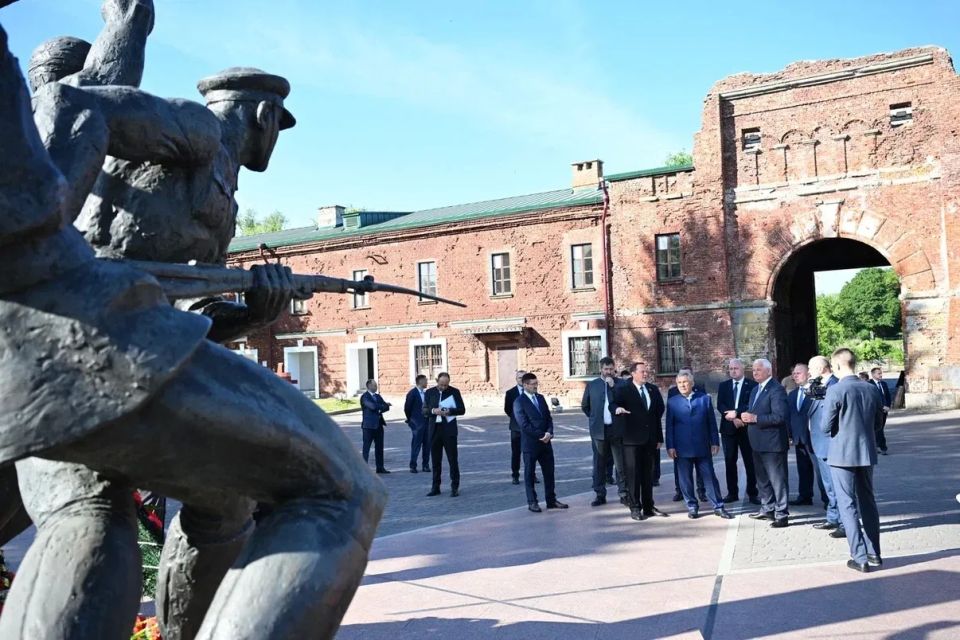 Рустам Минниханов возложил цветы к момуненту в Мемориальном комплексе «Брестская крепость» Рустам Минниханов возложил цветы к момуненту в Мемориальном комплексе «Брестская крепость»