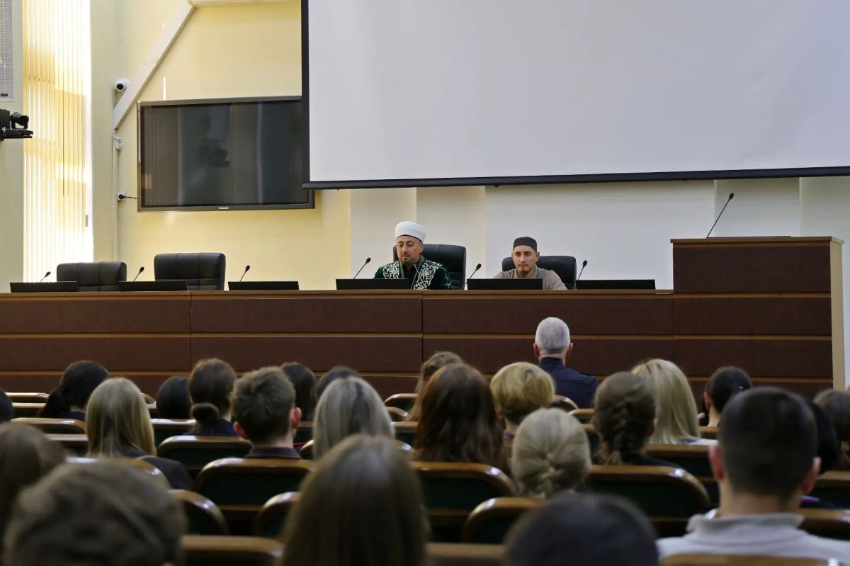 Представитель Общественного совета УМВД России по г. Казани имам-хатыб Галеевской мечети, руководитель отдела ДУМ РТ Рамиль хазрат Мингараев провёл лекцию для сотрудников полиции на тему духовнонравственного воспитания Представитель Общественного совета УМВД России по г. Казани имам-хатыб Галеевской мечети, руководитель отдела ДУМ РТ Рамиль хазрат Мингараев провёл лекцию для сотрудников полиции на тему духовнонравственного воспитания