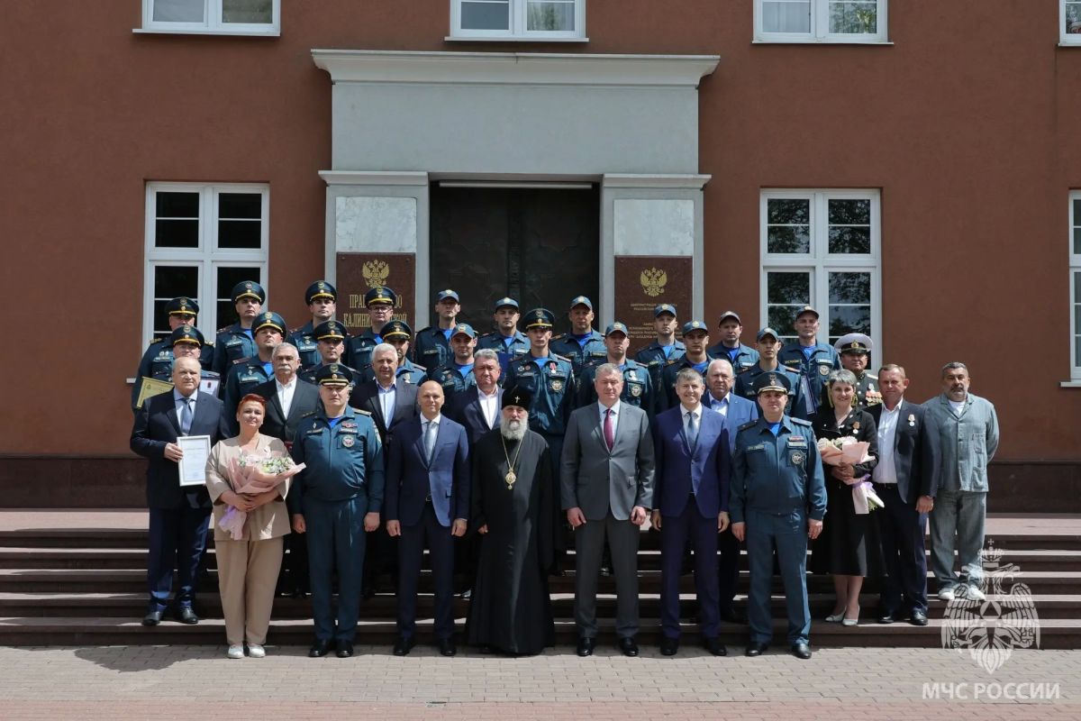 Александр Куренков передал подразделениям ведомства в Калининградской области новую спецтехнику и наградил личный состав Александр Куренков передал подразделениям ведомства в Калининградской области новую спецтехнику и наградил личный состав