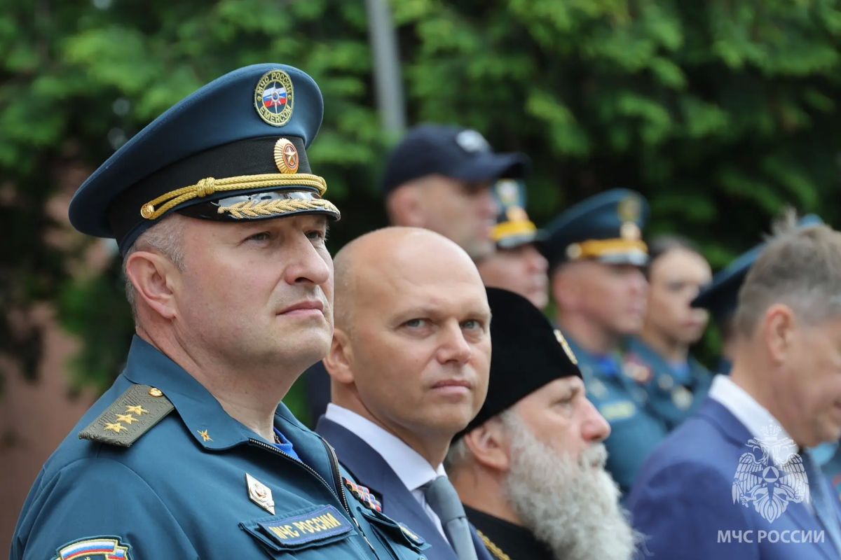 Александр Куренков передал подразделениям ведомства в Калининградской области новую спецтехнику и наградил личный состав Александр Куренков передал подразделениям ведомства в Калининградской области новую спецтехнику и наградил личный состав
