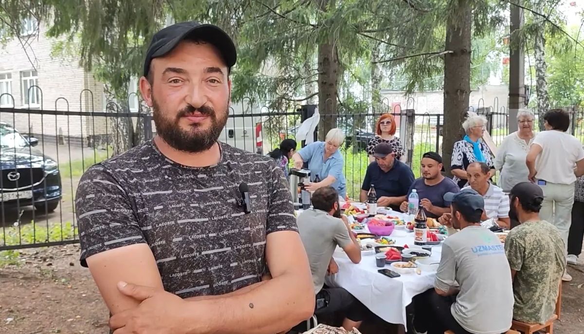 Наготовили пирогов, принесли соления, фрукты и накрыли стол — таким образом жильцы дома №64 по проспекту Химиков совместно с председателем СТОС 6 и 7 микрорайонов Ларисой Орловой решили отблагодарить строителей, которые на... Наготовили пирогов, принесли соления, фрукты и накрыли стол — таким образом жильцы дома №64 по проспекту Химиков совместно с председателем СТОС 6 и 7 микрорайонов Ларисой Орловой решили отблагодарить строителей, которые на...