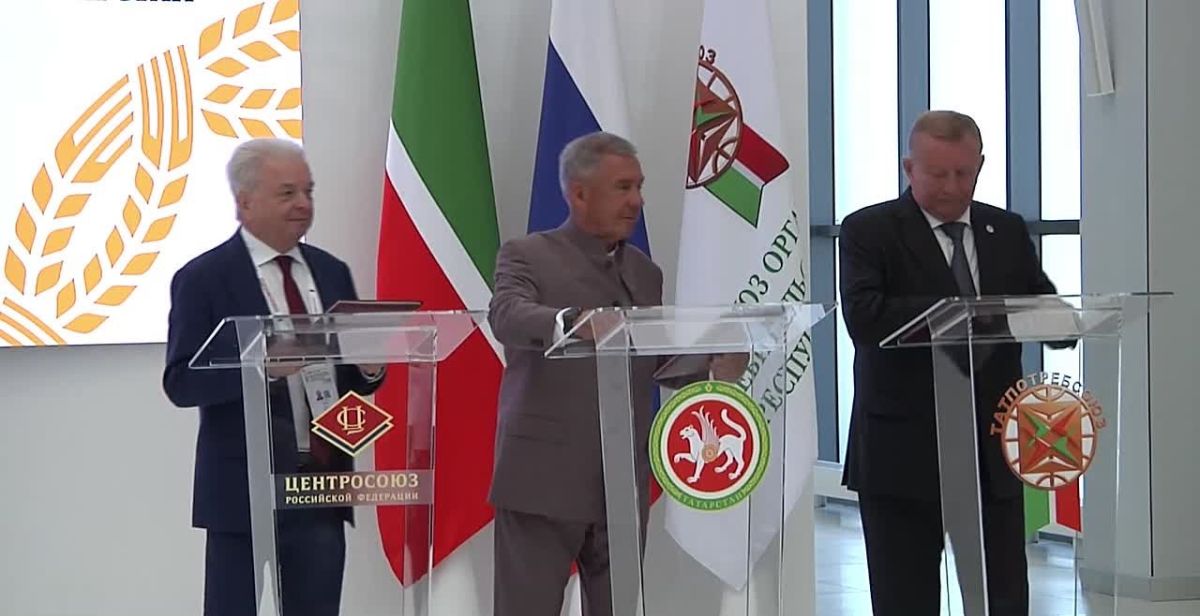 Рустам Минниханов и Дмитрий Зубов открыли в Казани форум потребкооперации и «Агроволгу»