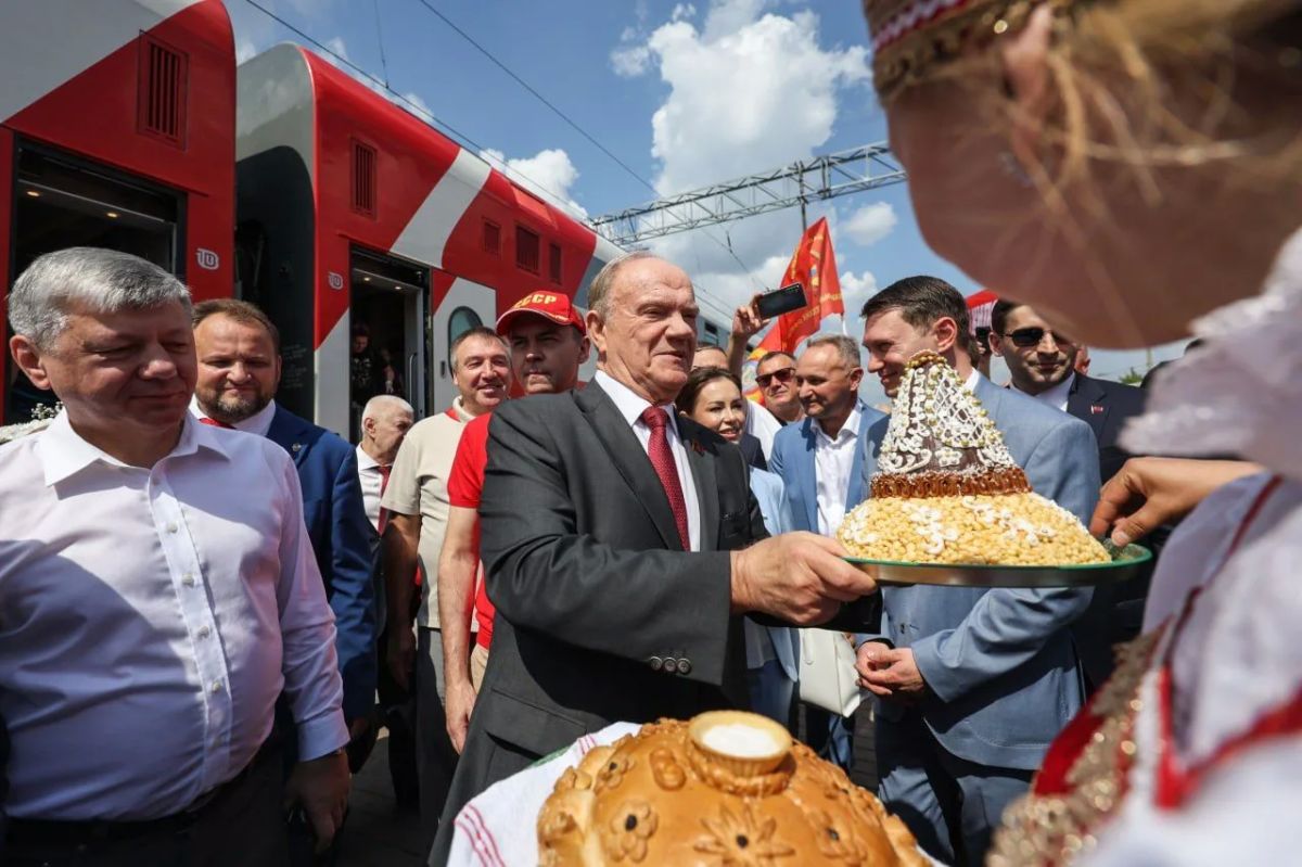 Лидер КПРФ Геннадий Зюганов прибыл в Казань на тематическом поезде «Россия Лидер КПРФ Геннадий Зюганов прибыл в Казань на тематическом поезде «Россия