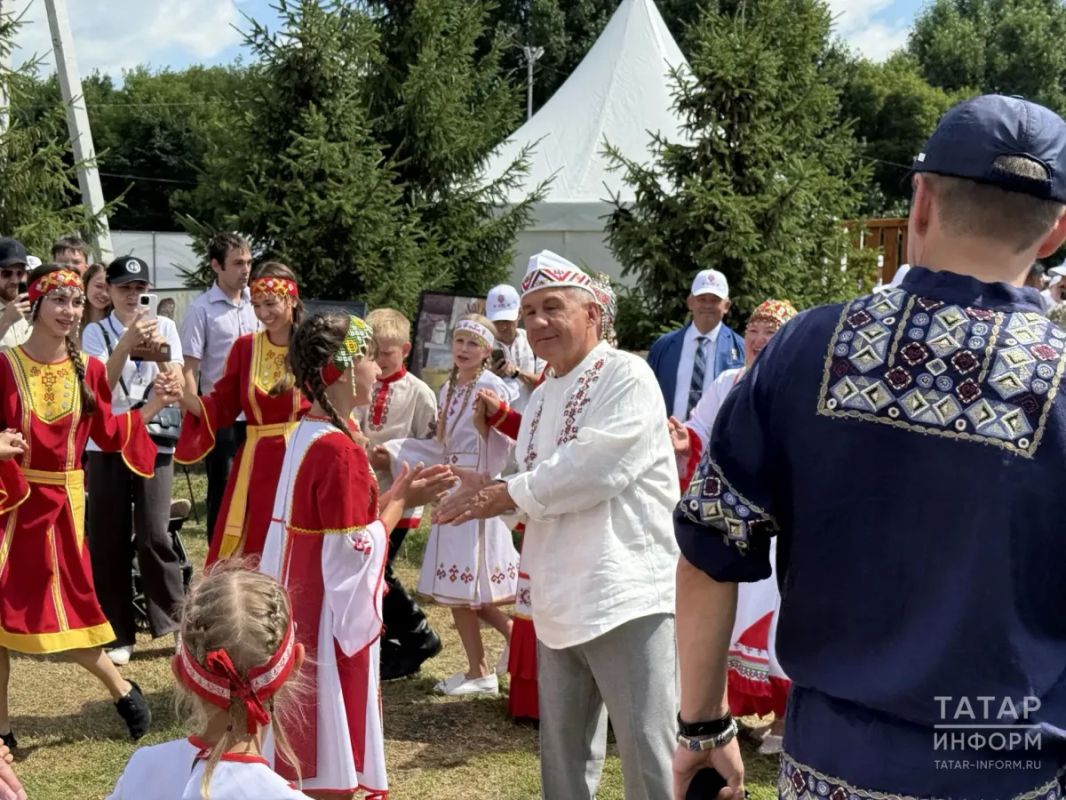 Рустам Минниханов посетил республиканский праздник чувашской культуры «Уяв» Рустам Минниханов посетил республиканский праздник чувашской культуры «Уяв»