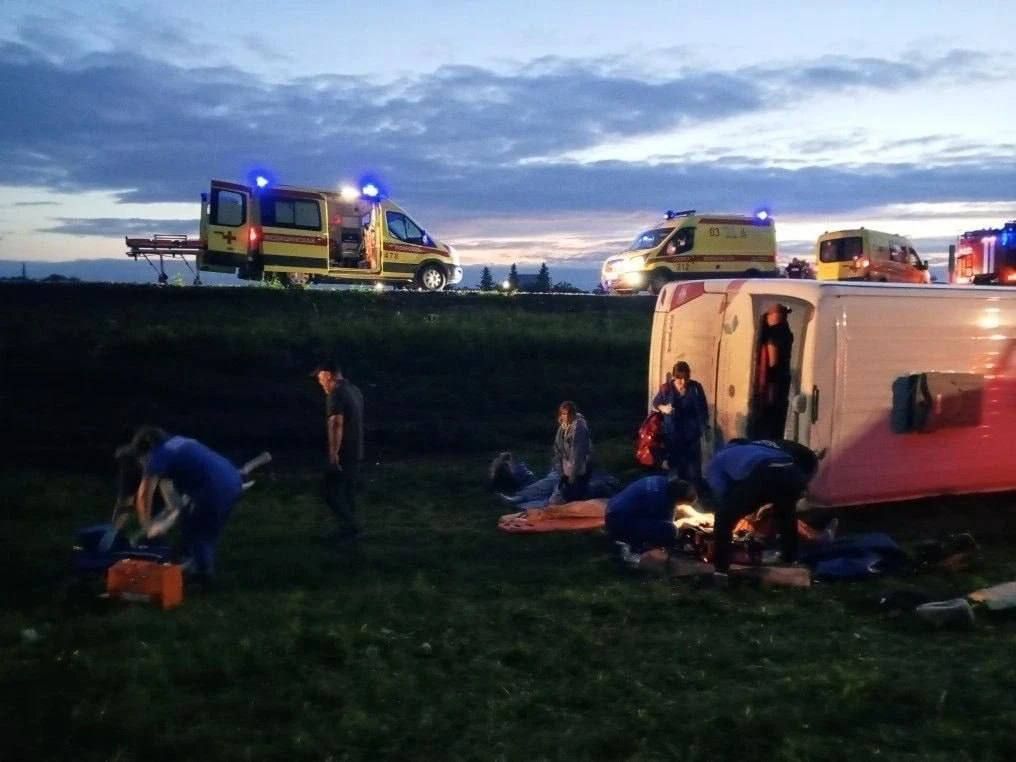 Междугородний автобус с 46 пассажирами перевернулся в Татарстане — водитель не справился с управлением и вылетел в кювет Междугородний автобус с 46 пассажирами перевернулся в Татарстане — водитель не справился с управлением и вылетел в кювет
